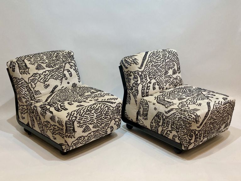 Réfection d'une paire de chauffeuses modèle Amanta du designer Mario Bellini recouvert d'un tissu de l'éditeur Dedar