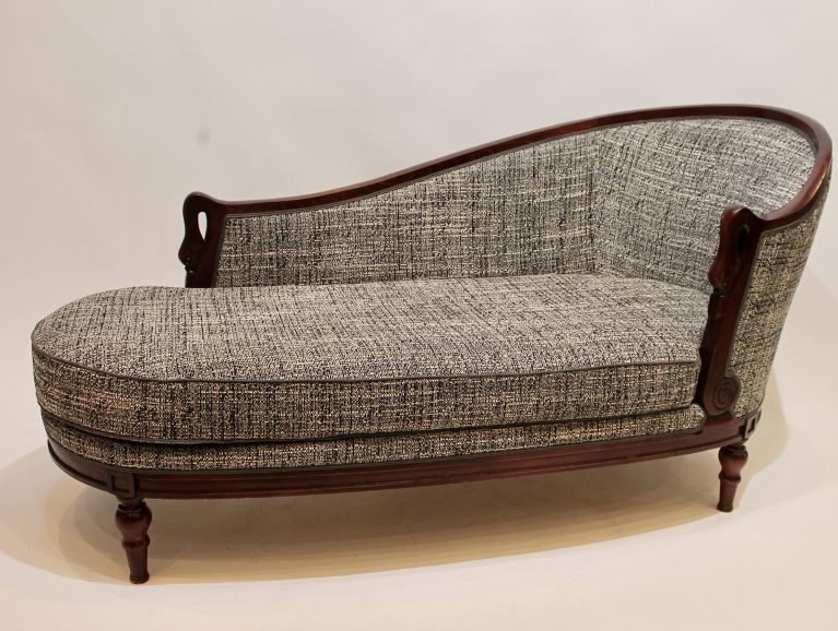 Cover of an Empire daybed - Fabric from the Nobilis publisher with piped finish and double piping Les Passementeries de l'Ile de France