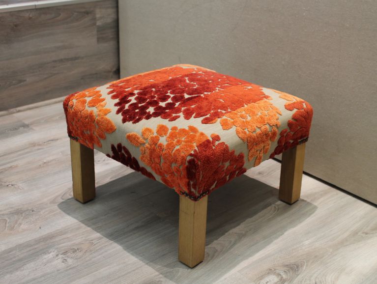 Refection d'un repose-pieds - Tissu editeur Designers Guild finition cloutee.JPG