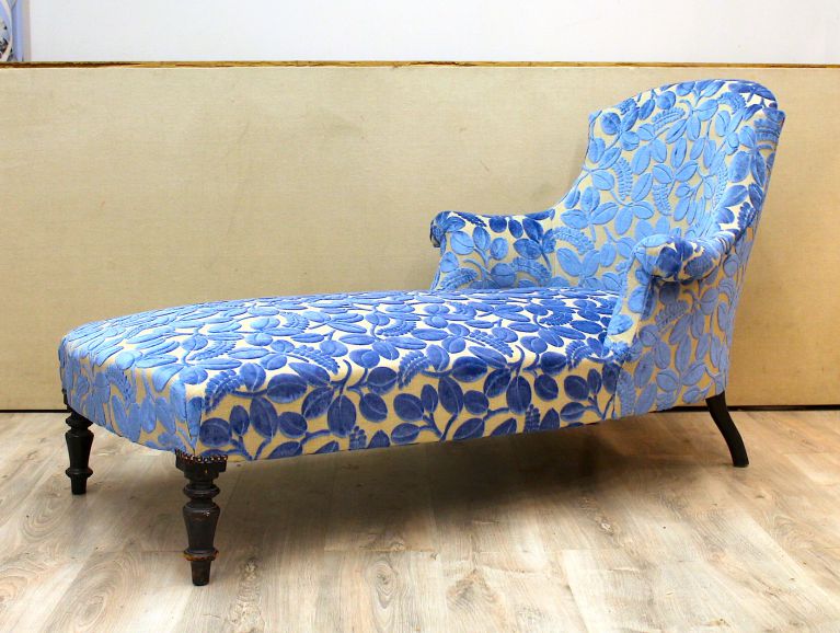 Complete réfection of a Napoleon III meridian sofa - Fabric editor Designers Guild