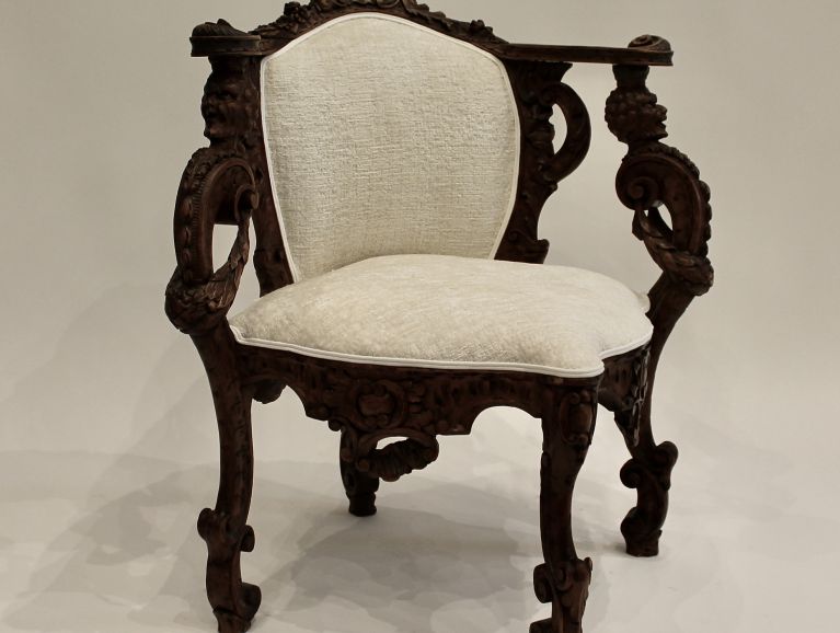 Complete renovation of a corner armchair - Fabric from the publisher Osborne & Little, double piping finish les Passementerie d'Ile de France