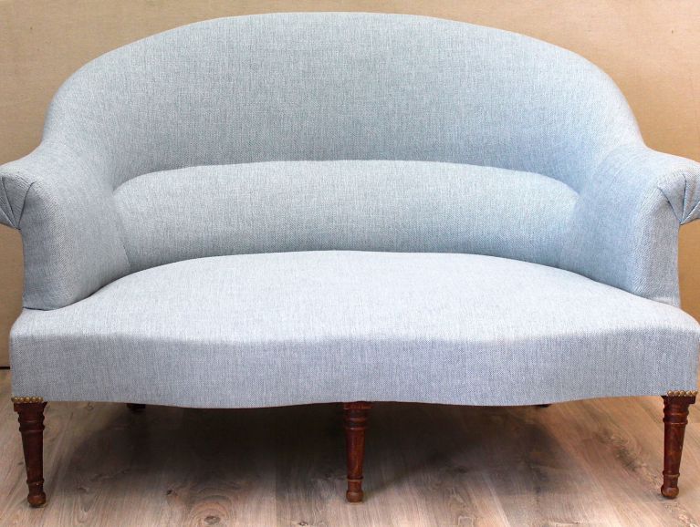 Complete réfection of a toad sofa - Fabric editor GP & JBAKER Kravet Lagoon studded finish