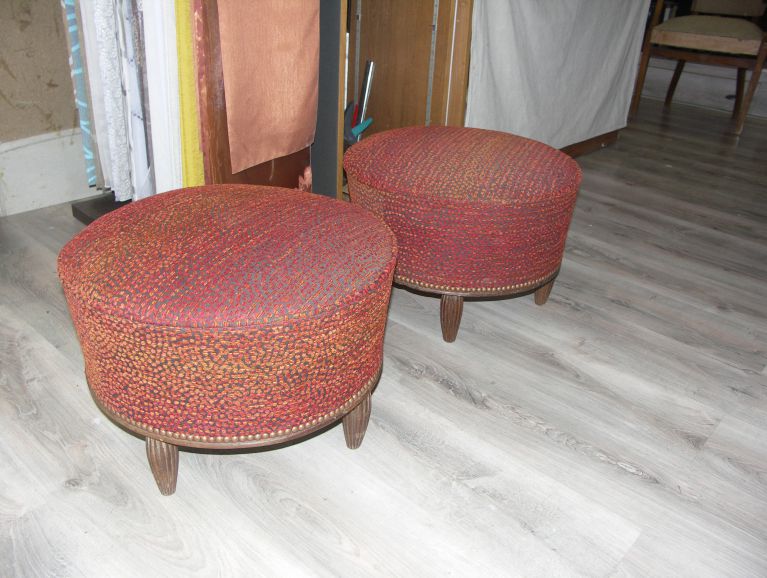 Refection d'une paire de tabouret Art Decoratif finition cloutee.JPG
