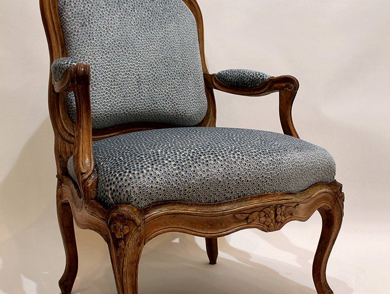 Complete restoration of a Queen's armchair on a Louis XV period frame covered in a Galuchat effect velvet fabric from the publisher Jane Churchill.