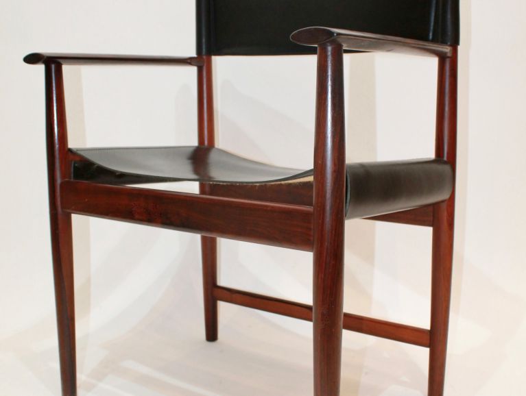 Réfection d'un dossier de fauteuil scandinave en Cuir de chez Tassin