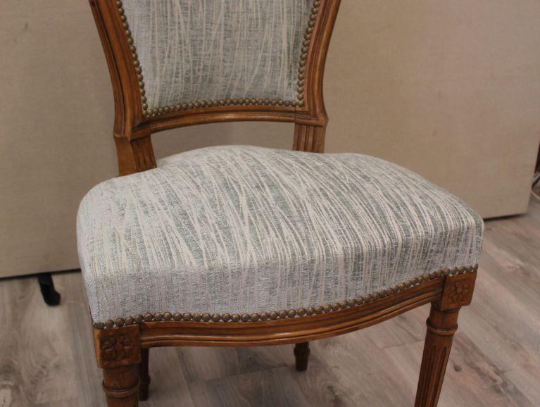 Réfection d'une chaise Louis XVI à dossier fer cheval - Tissu Casal Diffusion finition cloutée