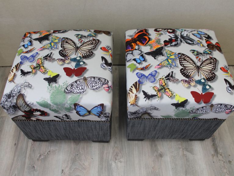 Refection d'une paire de poufs carres - Tissu editeur Christian Lacroix diffusion Designers Guild.JPG