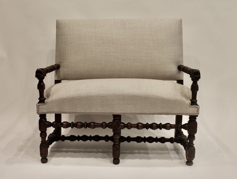 Complete renovation of a Louis XIII style bench covered with a fabric from the publisher Nobilis, double piping finish Les passementeries de l'Ile de France