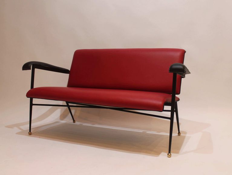 Réfection complète d'un canapé du designer et architecte Jacques Adnet recouvert d'un Cuir de chez Tassin