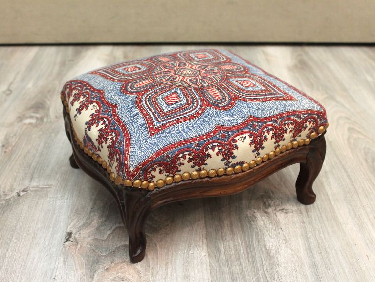 Réfection d'un repose pied - Tissu editeur Braquenié Indore finition cloutee.JPG