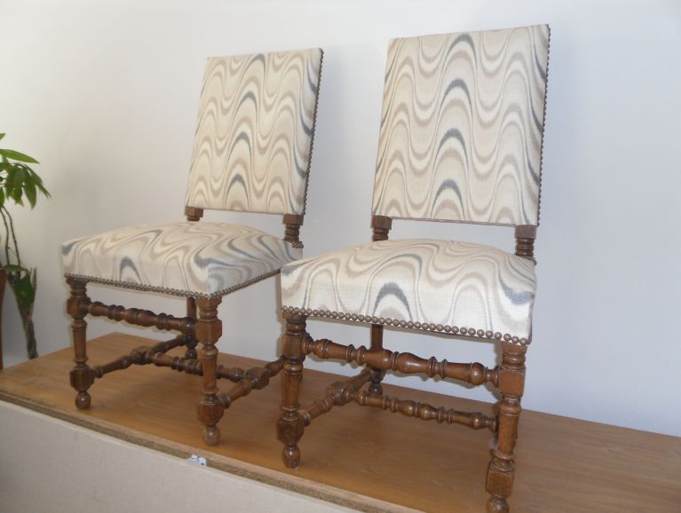 Réfection de chaises Louis XIII finition cloutée
