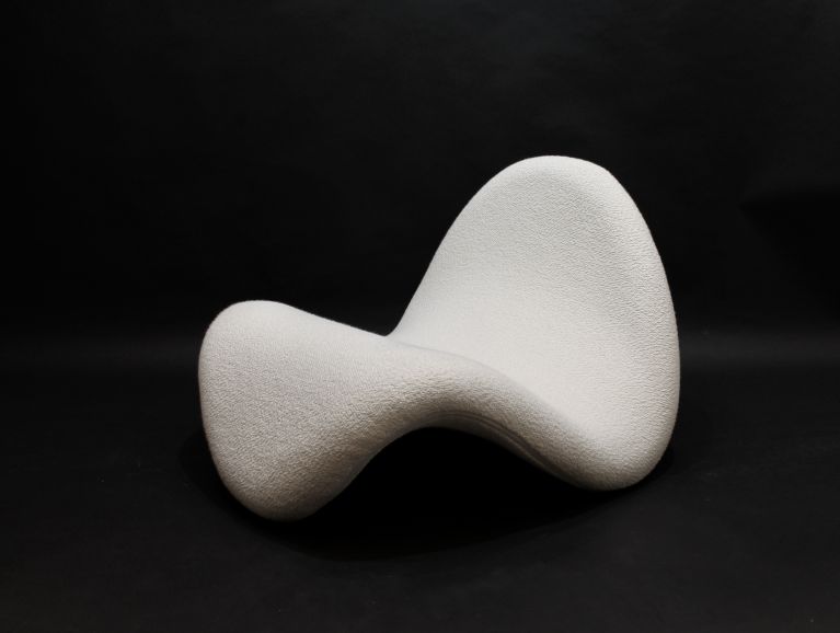 Réfection complète d'un fauteuil modèle Tong du designer Pierre Paulin recouvert d'un tissu de l'éditeur Larsen
