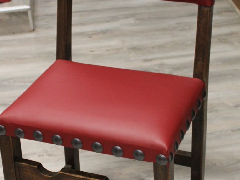 Réfection d'une chaise en cuir éditeur Tassin