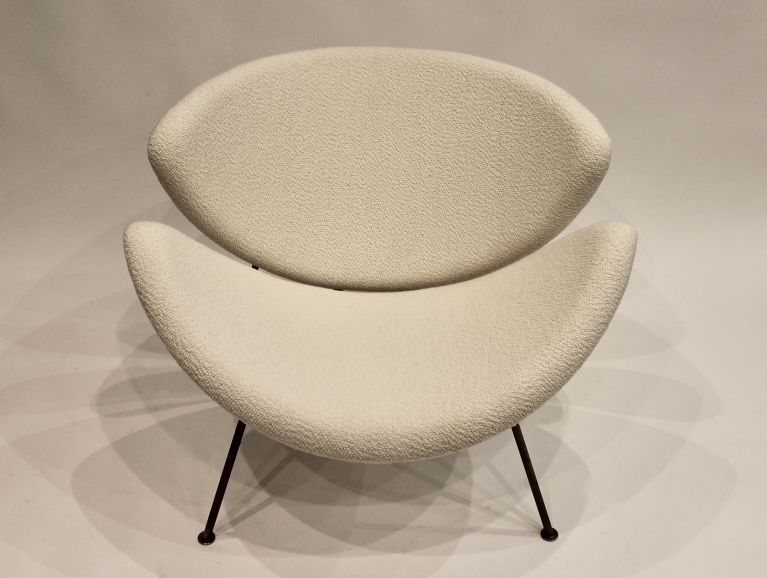 Réfection complète d'un fauteuil modèle 437 "Slice" du designer Pierre Paulin. recouvert d'un tissu de l'éditeur Kvadrat