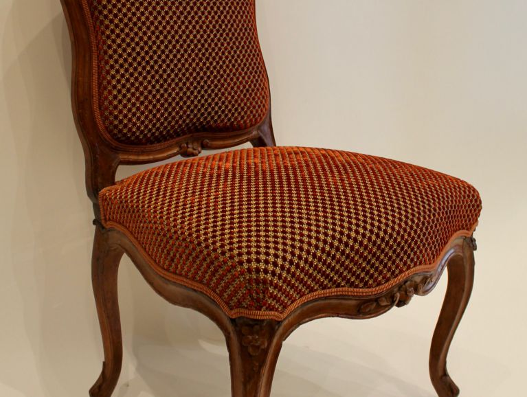 Réfection d'une chaise Louis XV - Tissu éditeur Nobilis finition double passepoil Les Passementeries de l 'Ile de France