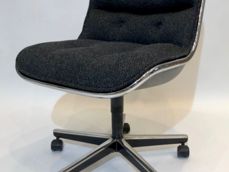 Couverture d'une chaise du designer Charles Pollock édité par Knoll - Tissu éditeur Kvadrat