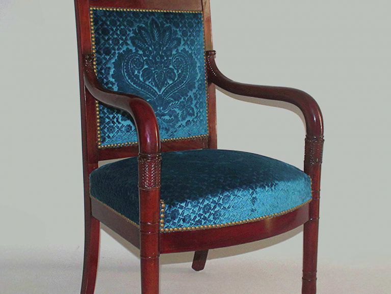 Réfection complète à l'ancienne d'un fauteuil d'époque de style Empire, velours gaufré au motif placé, tissu de l'éditeur Pierre Frey