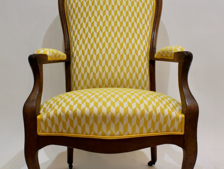 Complete renovation of a Voltaire armchair -publisher's fabric Boussac, double piping finish Houles