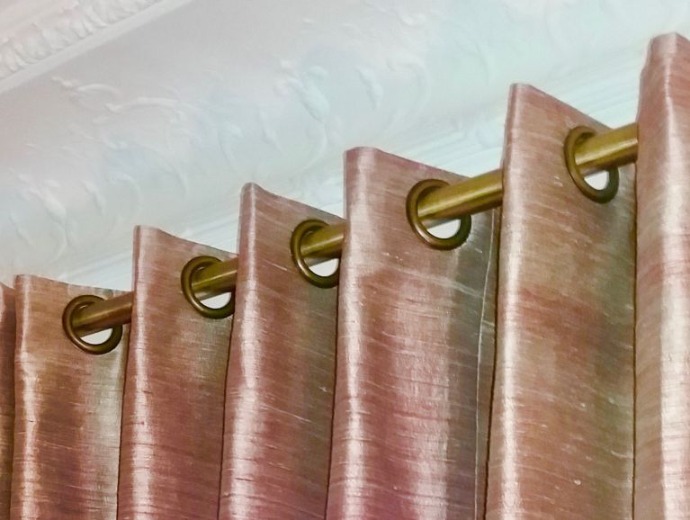 Confection à oeillets avec application d'un double galon plat Les Passementeries de l'Ile de France