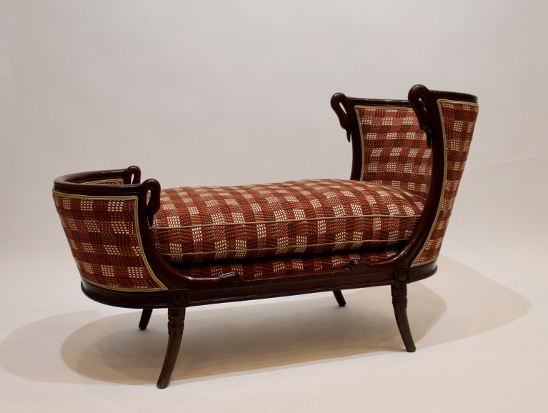 Complete refurbishment of a Récamier child bench in Empire style - Fabric by the publisher Pierre Frey with double piping finish Les Passementeries de l'Ile de France