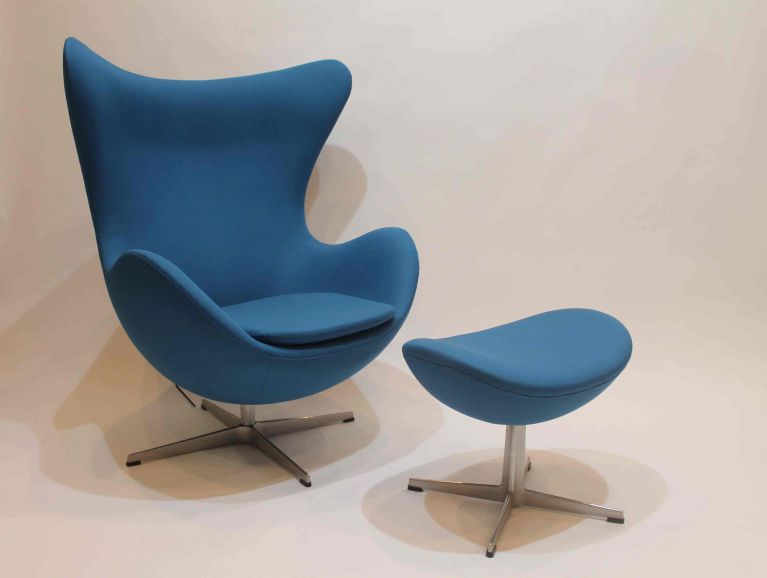 Complete restoration of an Egg chair and its ottoman by designer Arne Jacobsen - Fabric by Gabriel