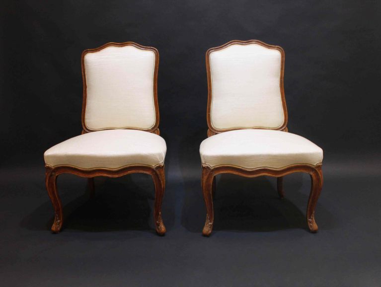 Réfection complète d'une paire de chaises Louis XV - Tissu de l'éditeur Nobilis finition galonnée Les Passementeries de l'Ile de France