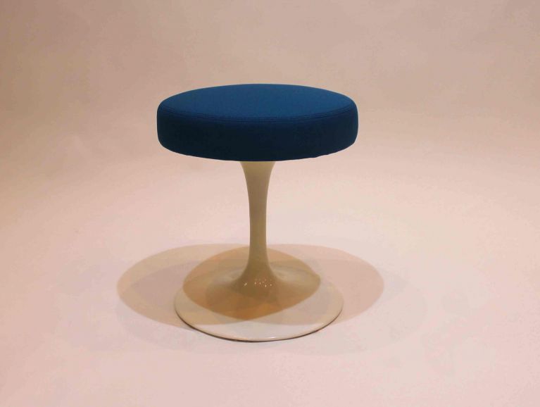 Réfection complète d'un tabouret modèle Tulipe du désigner Eero Saarinen - Tissu de l'éditeur Gabriel