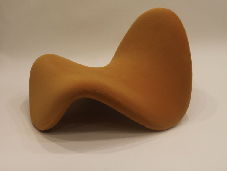 Complete restoration of a "Tong" model armchair by designer Pierre Paulin – Fabric by Kvadrat.