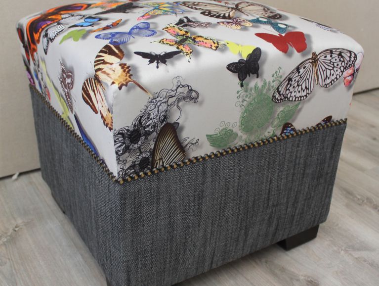 Refection d'un pouf carre - Tissu editeur Christian Lacroix diffusion Designers Guild finition cloutee.JPG