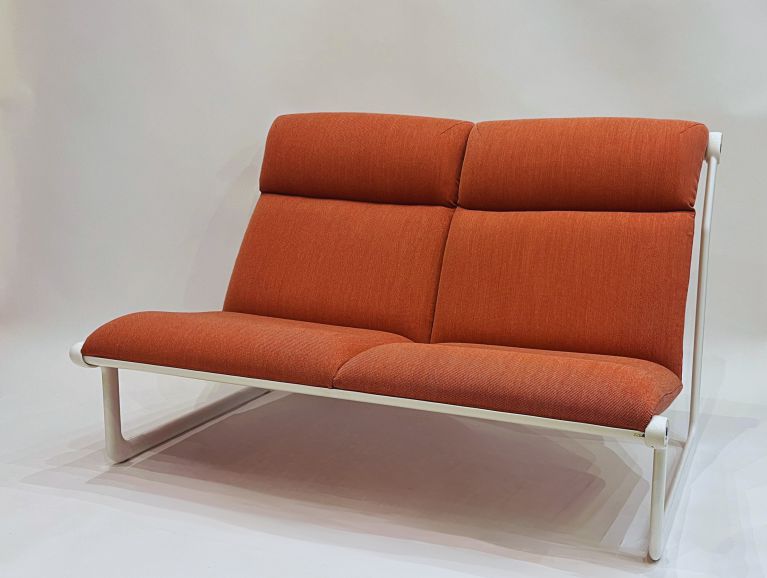 Réfection complète d'une banquette modèle Epingle du designer Hanna & Morrison recouverte d'un tissu de l'éditeur Kvradrat