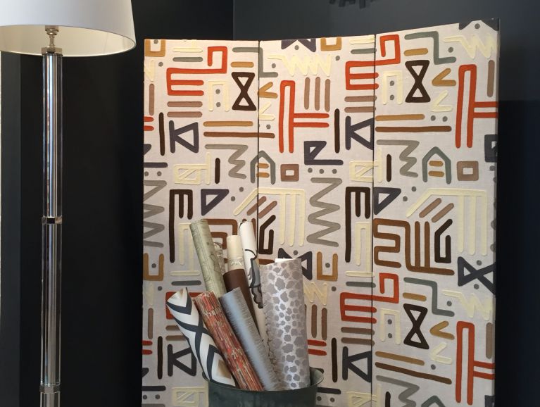 Couverture d'un paravent - Tissu brodé editeur GP& JBaker vitrine du showroom parisien 10 rue du Mail (75002).JPG