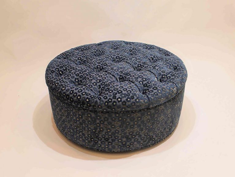 Couverture d'un pouf capitonné - Tissu de l'éditeur Manuel Canovas