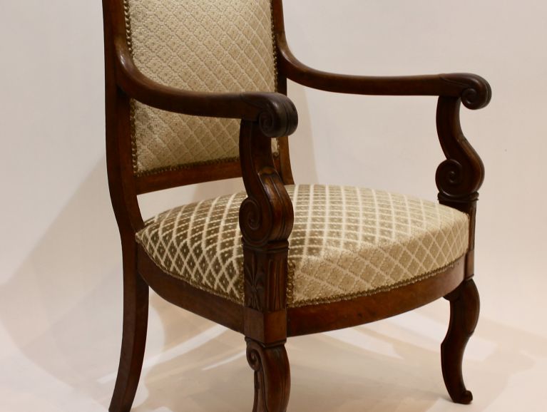 Complete réfection of a Restoration chair - Fabric éditor Pierre Frey studded finish
