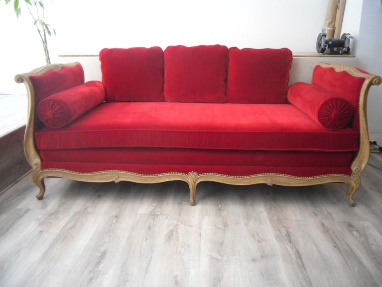Complete réfection of a Louis XV sofa - Fabric editor Nobilis studded finish