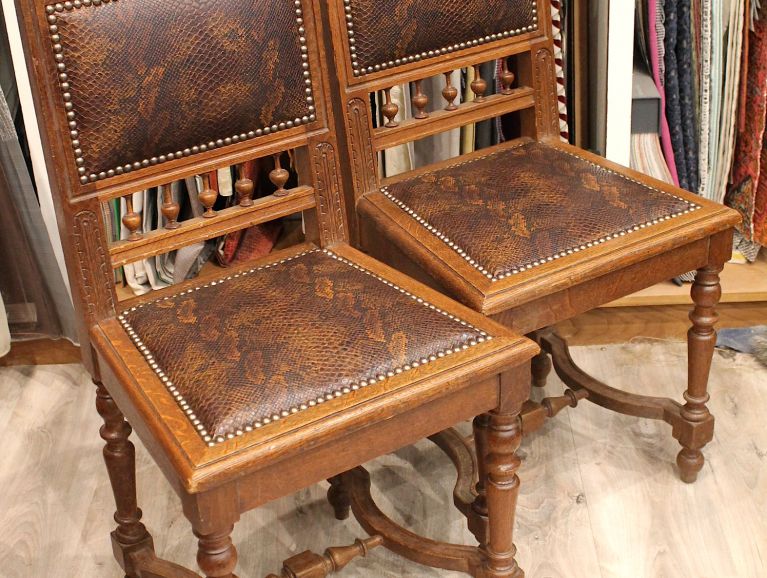 Réfection d'une paire de chaises simili peau effet cobra - Tissu éditeur Casal collection Thannerie finition cloutée
