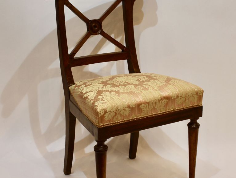 Réfection complète d'une chaise Directoire- Tissu de l'éditeur Veraseta finition galonée Les Passementeries Ile de France